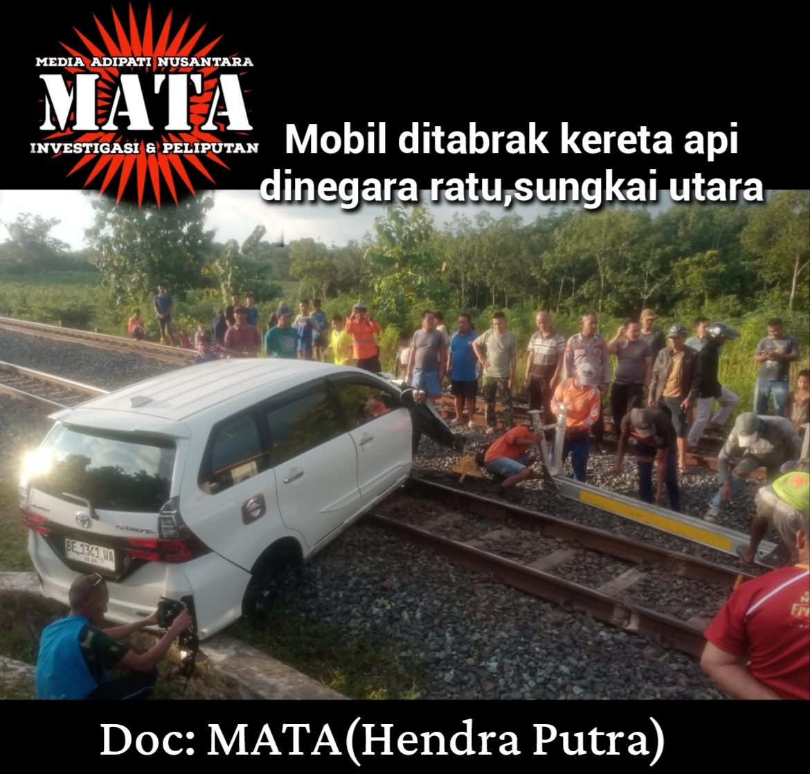 Mobil ditabrak kereta api dinegara ratu,sungkai utara